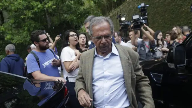 Paulo Guedes caminhaesportes da sorte whatsapprua cercado por jornalistas