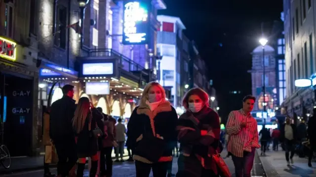 تخطى عدد حالات الإصابة اليومية في بريطانيا 6 آلاف مصاب