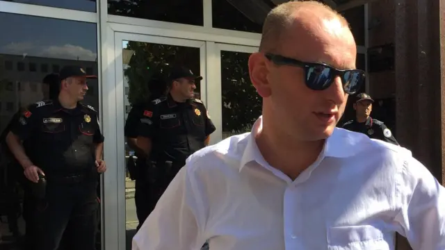 Милан Кнежевич, как и другой лидер оппозиции Андрия Мандич, не арестован на время следствия и суда