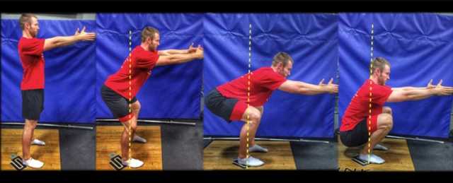 El doctor Aaron Horschig demuestra la postura de una sentadilla correcta.