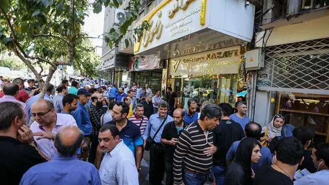 تجمع فروشندگان و خریداران ارز در میدان فردوسی تهران روز دوشنبه نهم مهر