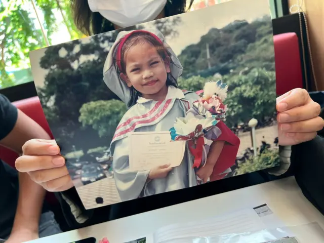 โบแสดงภาพถ่ายแห่งความสำเร็จของบุ้งในตอนเด็กที่ครอบครัวภูมิใจ