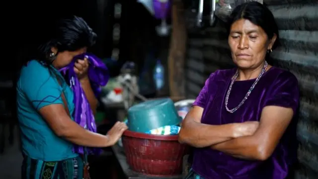 Mẹ của Carlos, Gregoria Vasquez (phải)