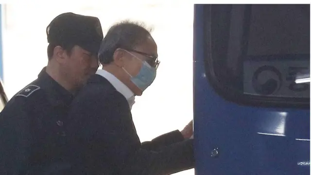 (캡션)항소심 공판을 마치고 호송차에 오르고 있는 이명박 전 대통령