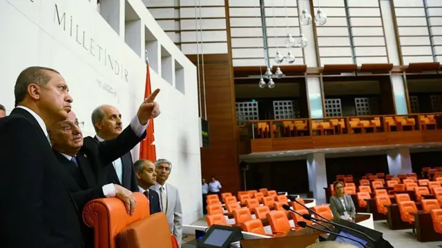 Erdoğan meclisteki hasarı incelerken