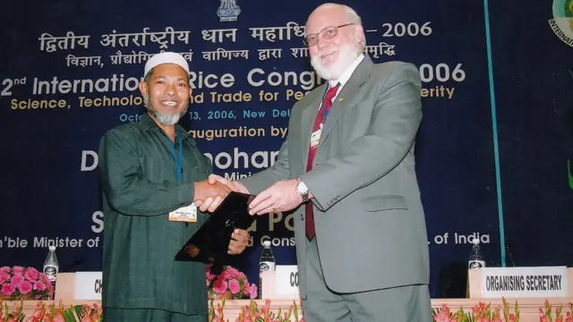 দু'হাজার ছয় সালে ভারতে অনুষ্ঠিত ইন্টারন্যাশনাল রাইস কংগ্রেসে শ্রেষ্ঠ বিজ্ঞানীর পুরস্কার নিচ্ছেন ডঃ এম এ সালাম।