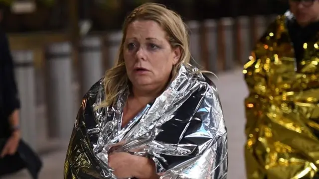 Una testigo de los ataques visiblemente afectada