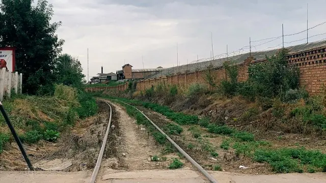 Каменск, стена предприятия