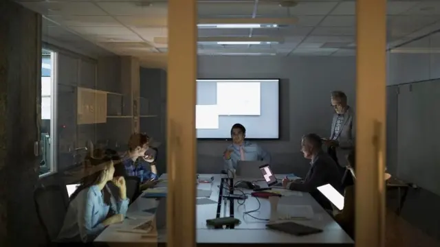 Unos empleados en una reunión de negocios