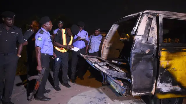 Awọn ọlọpa mẹfa n se ayẹwo ọkọ kan lalẹ