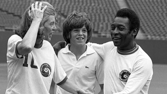 Eunice Kennedy con Pelé y un niño no identificado en 1971