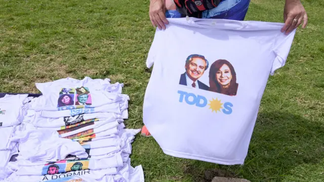 Una camiseta con la imagen de los candidatos del Frente de Todos