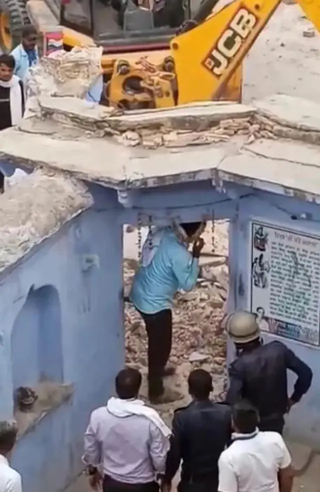 અલવર જિલ્લા મથકથી રાજગઢ 40 કિમી દૂર આવેલું નગર છે