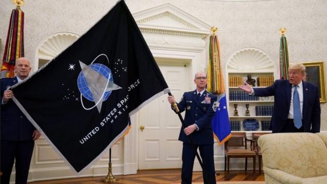 美国总统特朗普与美国太空军旗帜