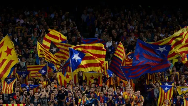 Público de jogo com bandeiras