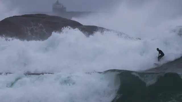 Серфер ловит волну в Атлантическом океане возле побережья Бразилии, август 2017 года.