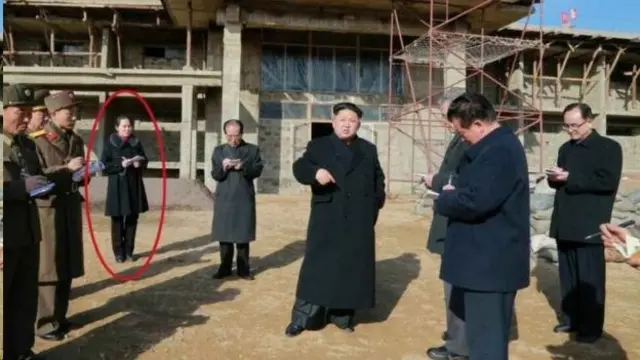 کیم یو-جونگ (در دایره قرمز) اغلب در کنار برادرش دیده میشود