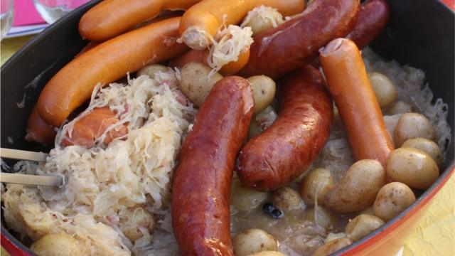 Choucroute cocinado en vino blanco, un plato típico de Alsacia