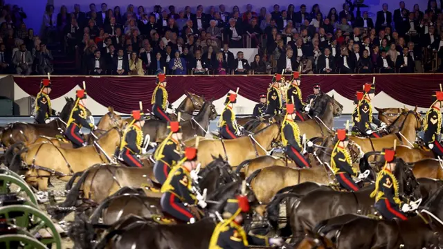 エリザベス英女王、即位70周年記念の馬術ショーに出席 - BBCニュース