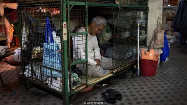 ผู้คนจำนวนมากในฮ่องกงเผชิญกับปัญหาราคาที่พักอาศัยที่พุ่งสูงขึ้น ทำให้ผู้คนจำนวนมากต้องอาศัยอยู่ใน "บ้านกรง"
