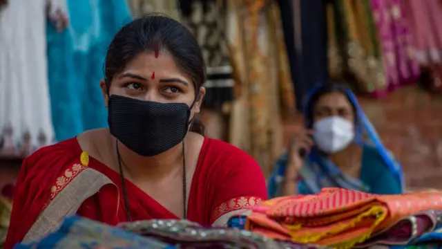 கொரோனா தாக்கம்: அதிக சிரமத்தை சந்திக்கும் சிறுவியாபாரிகள்