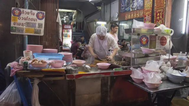 ก๋วยจั๊บหน้าโรงหนังเก่าแห่งนี้ เป็นร้านที่สุธารัตน์ยังแนะนำ
