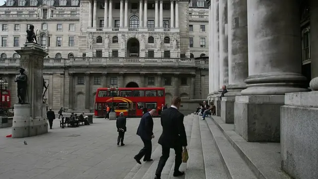 کارمندان بانک مرکزی بریتانیا می‌گویند افزایش دستمزد سالانه آنها کمتر از نرخ تورم است