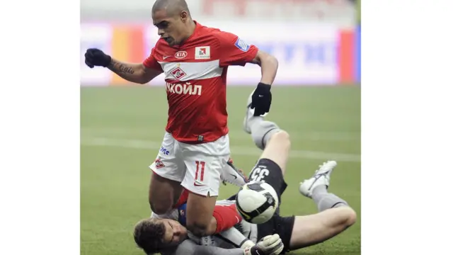 Футболисты Игорь Акинфеев (ЦСКА) и Веллитон ("Спартак")