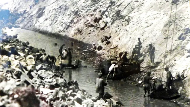 Русские спецпереселенцы на строительстве Вахшской оросительной системы. Словно рабы в древнем Египте, абсолютно голые мужчины на зачистке магистрального канала