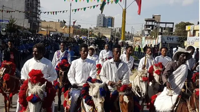 ኣብ ከተማ ዓድግራት ይኽበር ኣብ ዘሎ በዓል መስቀል፡ ባህላዊ ምርኢት ዘርኣዩ ፈረሰኛታት ዓድግራት