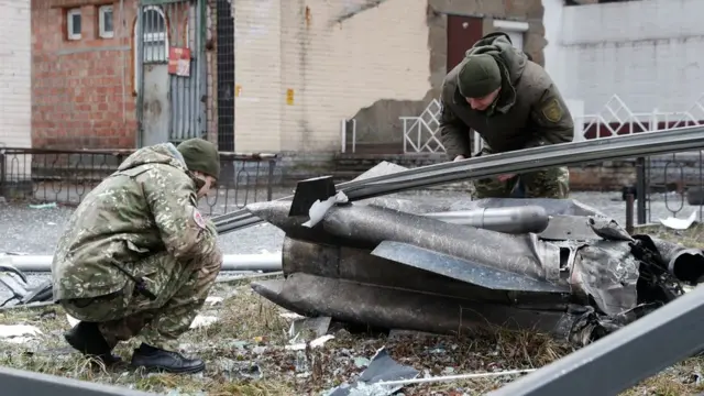 Policiais inspecionam fragmentosjogo da blaze doubleum míssil que caiu numa rua da capital Kiev, logo após Putin determinar a invasão da Ucrânia