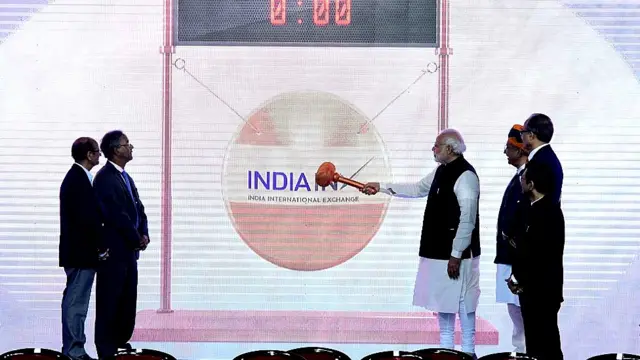 જાન્યુઆરી 2017 માં ઇન્ડિયા ઇન્ટરનેશન એક્સ્ચેન્જનું ઉદ્ઘાટન કરતા વડા પ્રધાન નરેન્દ્ર મોદી