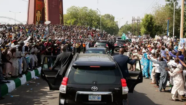 Magoya bayan Shugaba Buhari sun ce tarbar da aka yi masa ta nuna cewa har yanzu ruwa yana maganin dauda