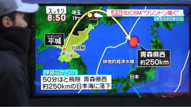 Маршрут полета корейской ракеты на экране телевизора