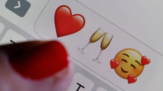 Pantalla de celular con emoticonos.