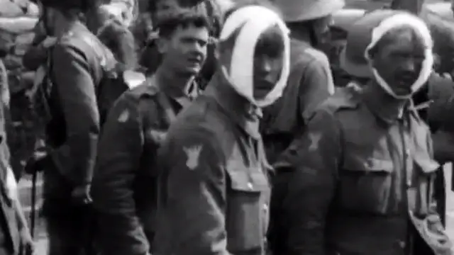 Soldados con vendas en los oídos