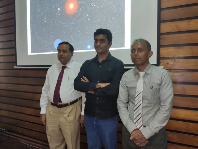 சந்திர ஜெயரத்ன, மஹேஷ் ஹேரத் மற்றும் சராஜ் குணசேகர (இடமிருந்து வலமாக)