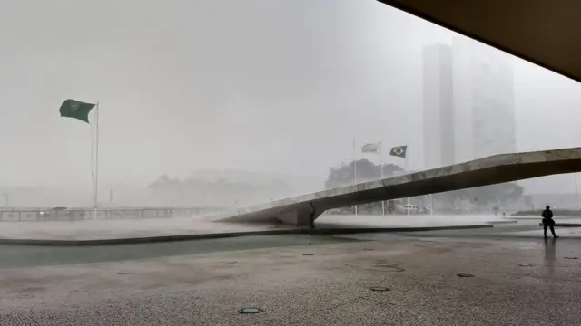 Chuva na Praça dos Três Poderes