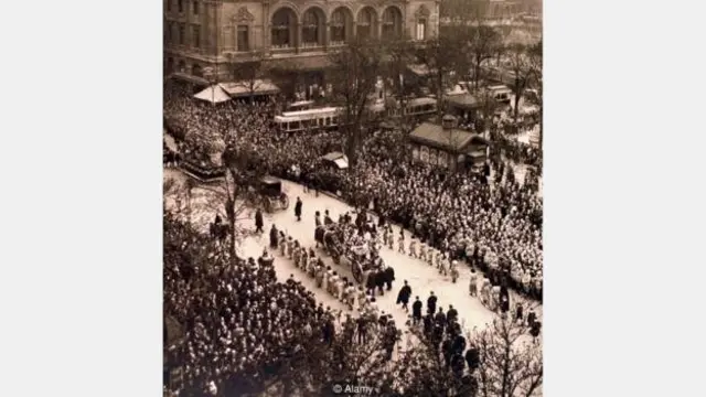 بیش از ۳۰ هزار نفر در مراسم خاکسپاری برنارد در پاریس (۲۹ مارس ۱۹۲۳) شرکت کردند