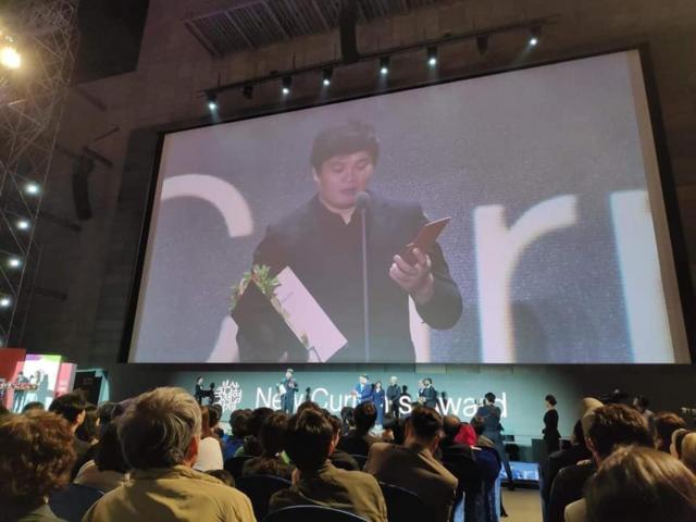 Đạo diễn Trần Thanh Huy nhận giải thưởng tại LHP Busan.