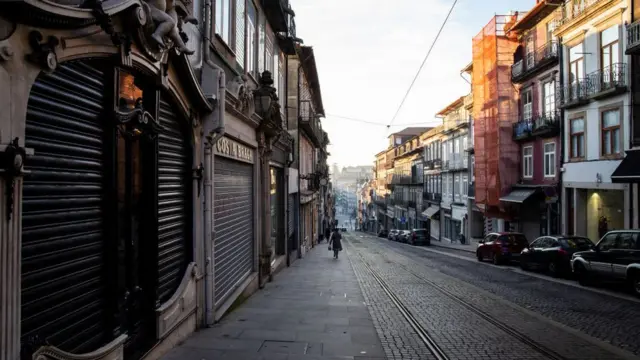 Rua vazia no Porto durante lockdown