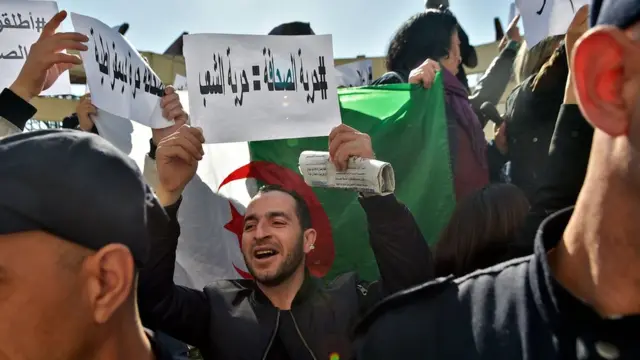 مظاهرة للصحفيين في العاصمة الجزائرية في فبراير 2019 احتجاجا على ما قالوا إنه ضغط من السلطات لمنعهم من تغطية المظاهرات المناهضة للحكومة