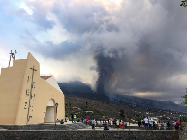 Fumaça do vulcão La Palma ao fundo de igreja