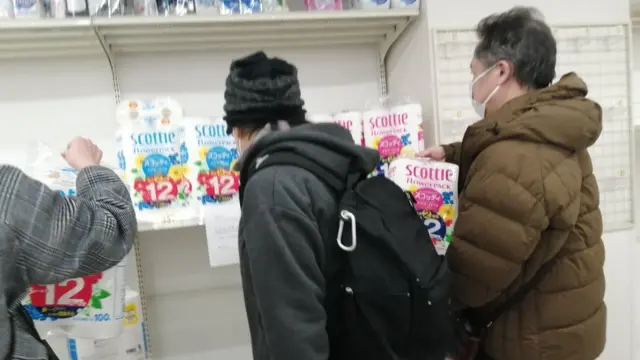 Japoneses correram aos supermercados para comprar papel higiênico