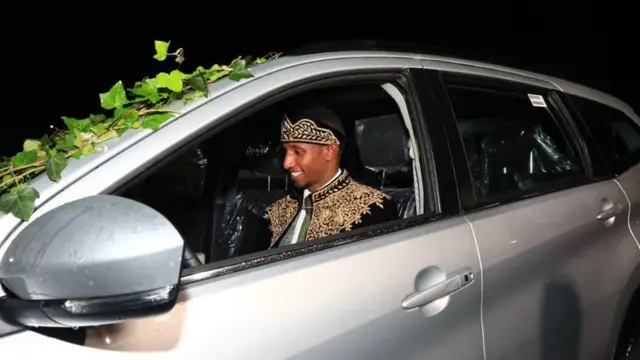 ኣትሌት ሰለሞን ባረጋ ተሸሊምዎ ምስ ዝተባሃለ መኪና