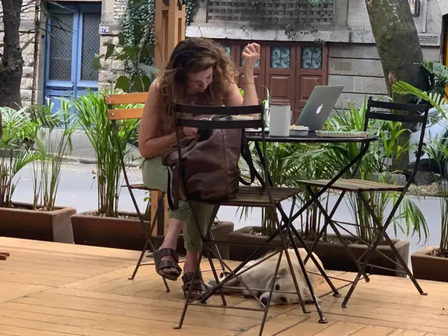 Gente en una terraza de un restaurante en CDMX