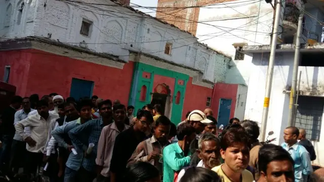 एटीएम के बाहर क़तार में लगे लोग