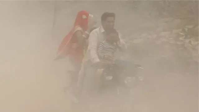 ভারতের দিল্লীতে বায়ু দূষণের শিকার এক পরিবার