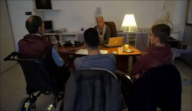 อาลัง และลูกชาย 2 คน กำลังคุยกับนายแพทย์อีฟ เดอ ล็อกต์