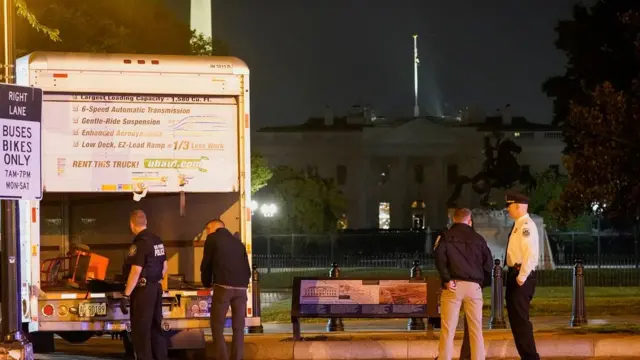 الشرطة فتشت الشاحنة